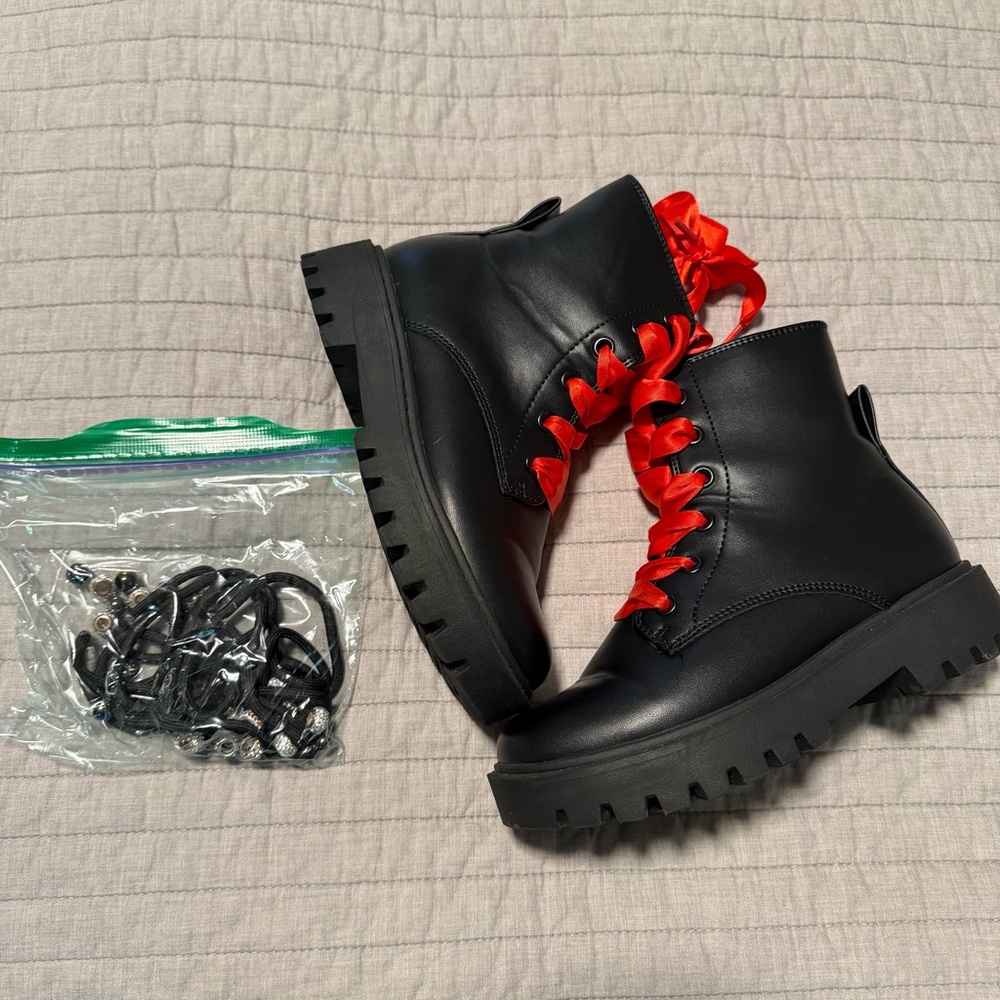 art class Black Lace-Up Combat Boots